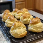 choux à la crème pâtissière maison dorés et garnis de crème vanille