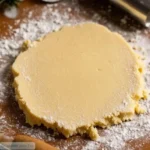 biscuits de Noël maison à la pâte sablée fondante sur table de fête