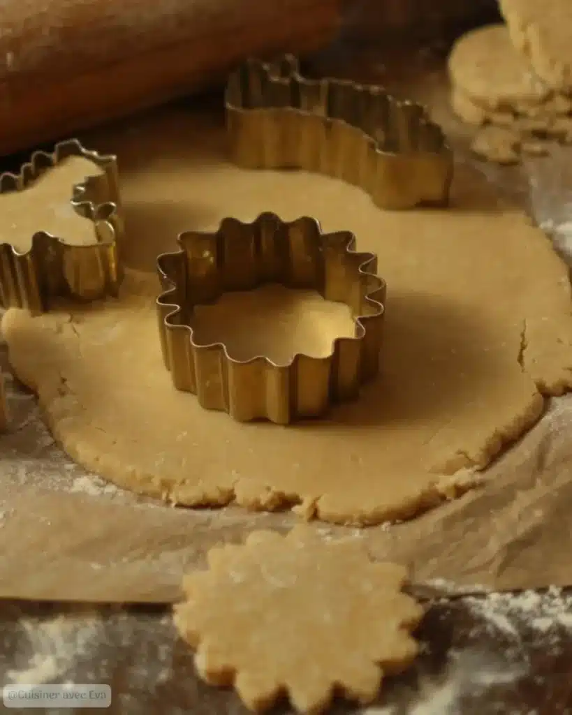 découpe de la pâte sablée en formes de Noël