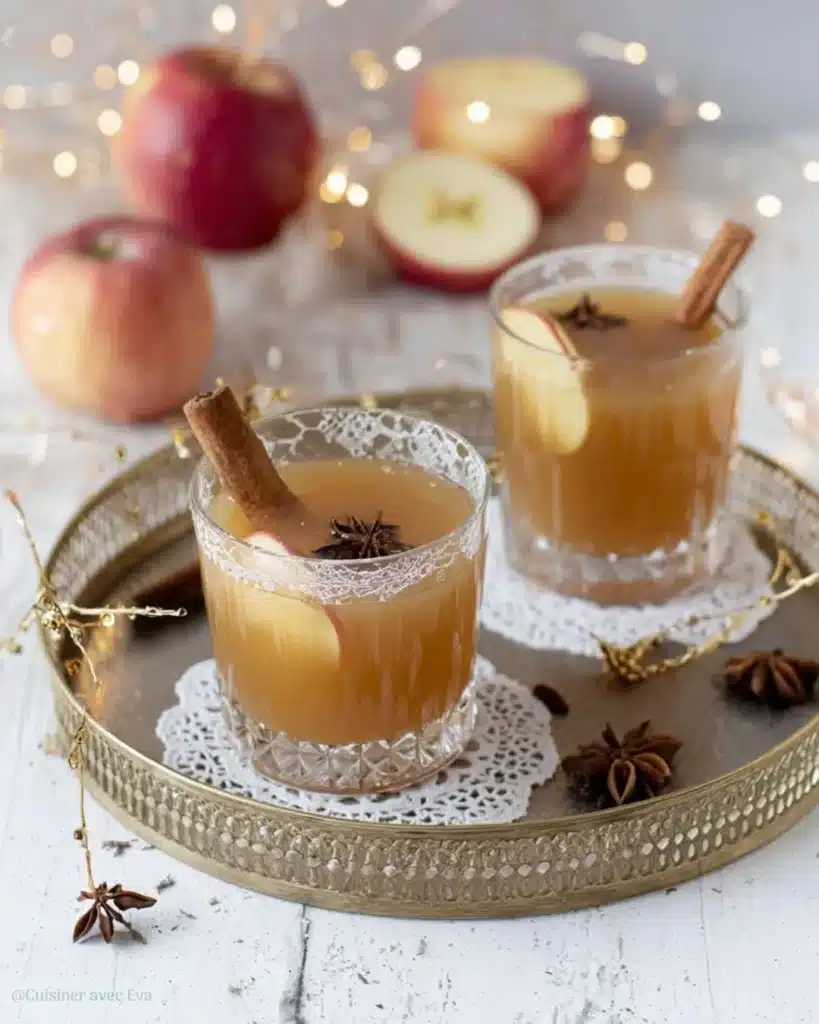 Jus de pomme chaud aux épices de Noël — boisson douce et parfumée